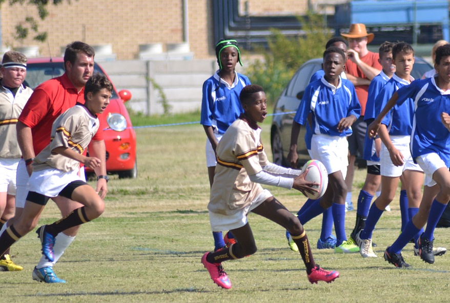 Lungelo Mbele spreading the ball down the line-319.jpg